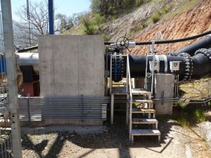 Turbinage du débit sortant d'une station de traitement d'eau d'une chaîne de production
