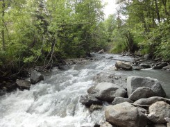 Construction d'une nouvelle centrale sur un torrent de montagne