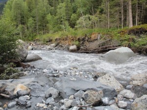 Construction d'une nouvelle centrale sur un torrent de montagne
