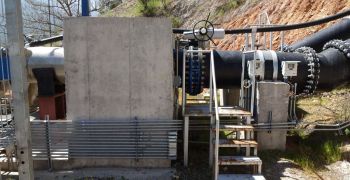 Turbinage du débit sortant d'une station de traitement d'eau d'une chaîne de production
