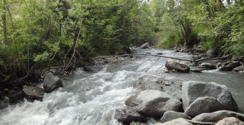 Construction d'une nouvelle centrale sur un torrent de montagne